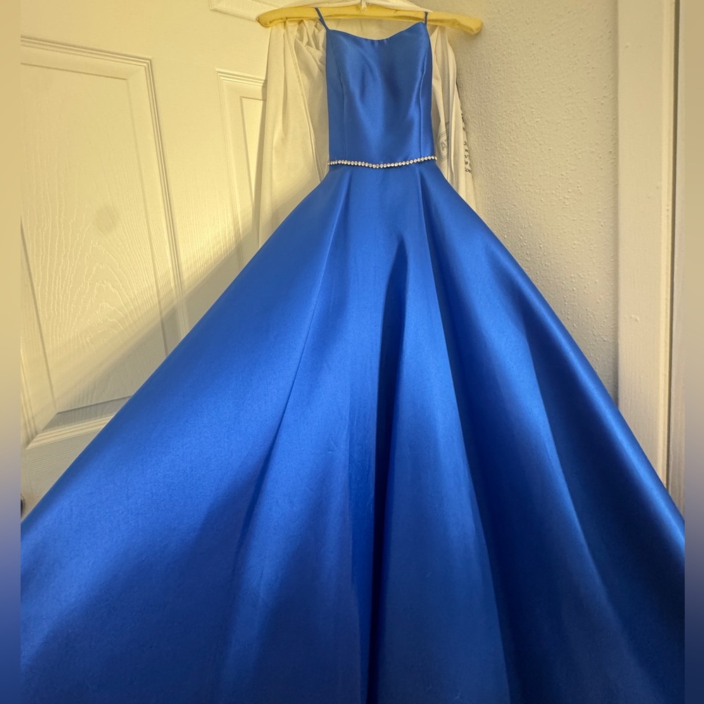 Royal Blue Floral Appliques V-Neck A-Line Formal Gown main image 1